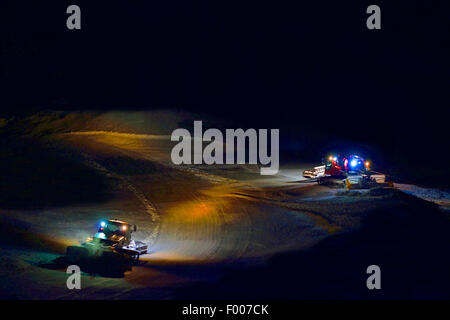 Pistenraupen Vorbereitung Ski Pisten in der Nacht, Frankreich, Savoyen, La Plagne Stockfoto