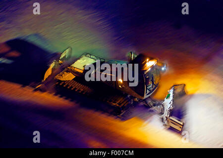 Snowcat Vorbereitung Ski Pisten in der Nacht, Frankreich, Savoyen, La Plagne Stockfoto