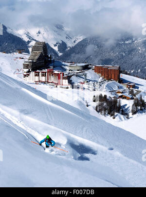 Tiefschnee Skifahren vor Wintersportort La Plagne, Frankreich, Savoyen, La Plagne Stockfoto