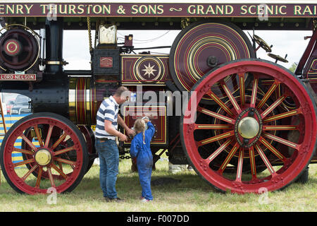 Mann und Mädchen eine Showmans Zugmaschine bei einer Messe in England Dampf Reinigung Stockfoto