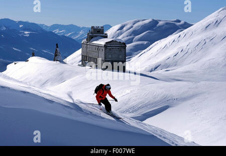 Skifahren vor alten Hospiz am kleinen Sankt Bernhard-Pass, Frankreich, Savoie Stockfoto