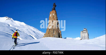 Skifahren vor alten Hospiz am kleinen Sankt Bernhard-Pass, Frankreich, Savoie Stockfoto