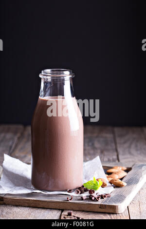 Hausgemachte Schokolade Mandelmilch in einer Flasche Stockfoto