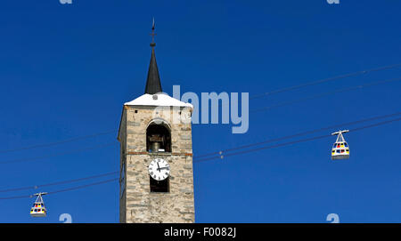 Seilbahn in Paradiski zwischen Skigebiet Les Arcs und La Plagne, Kirche von Peisey, Frankreich, Savoyen, Les Arcs Stockfoto