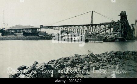 Suez, Ägypten - ein Bagger bei der Arbeit in den Suez-Kanal der 1870er-Jahre.  Der Suez-Kanal war dauert 10 Jahre zu bauen, die Idee der Franzose Ferdinand De Lesseps, der Präsident der Canal Maritime de Suez (Suez Canal Company) wurde.  Die offizielle Party dauerte 10 Tage.  Ein Konto von Thos. H. Reid im Jahre 1909: ÒThe, die feierliche Eröffnung erfolgte eine großartige internationale Funktion.  Ein Opernhaus wurde in Kairo zu einem Preis von 60.000 Pfund gebaut.  Für diesen Anlass schrieb Verdi, der Komponist, der ägyptische Oper Aida. Stockfoto