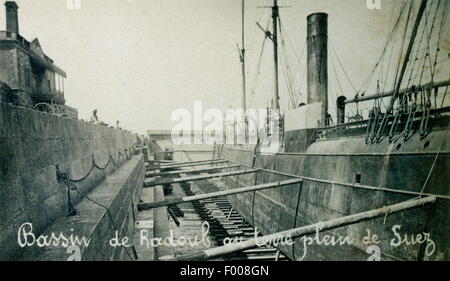 Suez, Ägypten - ein Trockendock Schiff Reparaturwerkstatt der 1870er-Jahre. Der Suez-Kanal war dauert 10 Jahre zu bauen, die Idee der Franzose Ferdinand De Lesseps, der Präsident der Canal Maritime de Suez (Suez Canal Company) wurde.  Die offizielle Party dauerte 10 Tage.  Ein Konto von Thos. H. Reid im Jahre 1909: ÒThe, die feierliche Eröffnung erfolgte eine großartige internationale Funktion.  Ein Opernhaus wurde in Kairo zu einem Preis von 60.000 Pfund gebaut.  Für diesen Anlass schrieb Verdi, der Komponist der ägyptischen Oper ÒAidaÓ und keine Komposition ist während der Cairo Saison heute wenn es mit produziert wird immer beliebter Stockfoto