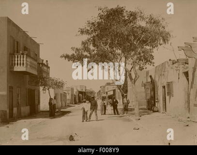 Ismailia, Ägypten - Negrelli Straßenszene in der Multi-Kulti-Suez-Kanal Stadt Ismailia, mit griechischen Jungs spielen in der Straße der 1880er-Jahre.  Ismailia wurde als Basislager für den Bau des Suezkanals im Jahre 1863 gegründet.   Foto von Zangaki. Stockfoto