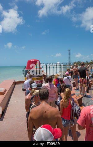 TOURISTEN STEHEN IN DER WARTESCHLANGE AN, UM AM SÜDLICHSTEN PUNKT DES US-AMERIKANISCHEN FESTLANDS ZU POSIEREN Stockfoto
