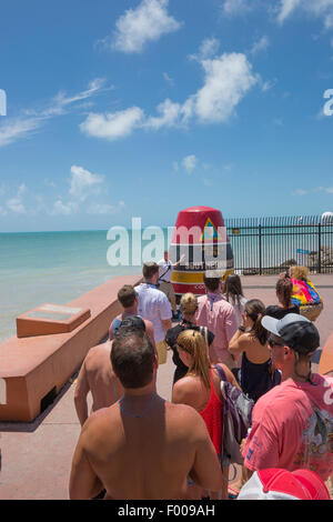 TOURISTEN IN WARTESCHLANGE ZUR POSE VOM SÜDLICHSTEN PUNKT IN DEN KONTINENTALEN VEREINIGTEN STAATEN DENKMAL KEY WEST FLORIDA USA LINE-UP Stockfoto