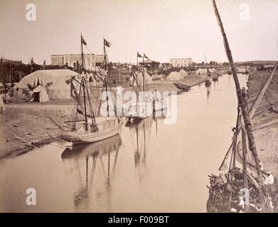 Ismailia, Ägypten-1880 s-A-Zufuhr-Kanal, den Suez-Kanal in Ismailia.  Ismailia entstand im Jahre 1863, als Basislager für den Bau des Suez-Kanals zu dienen.   Foto von Arnoux Stockfoto