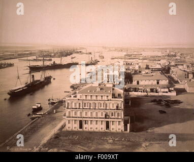 Port Said, Ägypten - 1880 s - Dampfschiffe vor Anker in Port Said, an der Mündung des Suez-Kanals am Mittelmeer, einen Blick auf den Hafen, dessen Existenz und Vermögen miteinander mit dem Suez-Kanal-Verkehr verflochten wurden. COPYRIGHT FOTOSAMMLUNG VON BARRY IVERSON Stockfoto