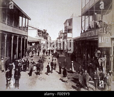 Port Said, Ägypten - 1880er Jahren - eine belebte Straße in Port Said, an der Mündung des Suez-Kanals am Mittelmeer, ein Blick auf den Hafen.   COPYRIGHT FOTOSAMMLUNG VON BARRY IVERSON Stockfoto