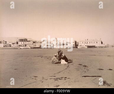 Suez, Ägypten - ein Blick auf die Stadt und ihre Bewohner der 1870er-Jahre.  Der Suez-Kanal war dauert 10 Jahre zu bauen, die Idee der Franzose Ferdinand De Lesseps, der Präsident der Canal Maritime de Suez (Suez Canal Company) wurde.  Die offizielle Party dauerte 10 Tage.  Ein Konto von Thos. H. Reid im Jahre 1909: ÒThe, die feierliche Eröffnung erfolgte eine großartige internationale Funktion.  Ein Opernhaus wurde in Kairo zu einem Preis von 60.000 Pfund gebaut.  Für diesen Anlass schrieb Verdi, der Komponist der ägyptischen Oper Aida, und keine Komposition ist während der Saison von Cairo heute immer beliebter. Stockfoto