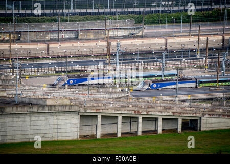 Eurotunnel Le Shuttle Züge warten am Cheriton Terminal, bevor sie durch den Eurotunnel nach Frankreich fahren. Stockfoto