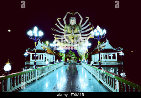 Guanyin-Statue im Wat Plai Laem nachts, Insel Samui, Thailand Stockfoto