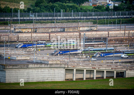 Eurotunnel Le Shuttle Züge warten am Cheriton Terminal, bevor sie durch den Eurotunnel nach Frankreich fahren. Stockfoto