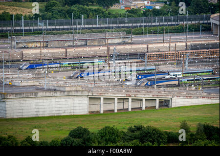 Eurotunnel Le Shuttle Züge warten am Cheriton Terminal, bevor sie durch den Eurotunnel nach Frankreich fahren. Stockfoto