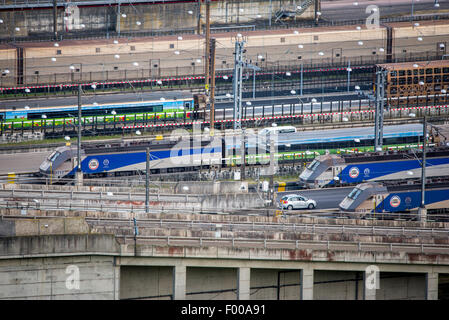 Eurotunnel Le Shuttle Züge warten am Cheriton Terminal, bevor sie durch den Eurotunnel nach Frankreich fahren. Stockfoto