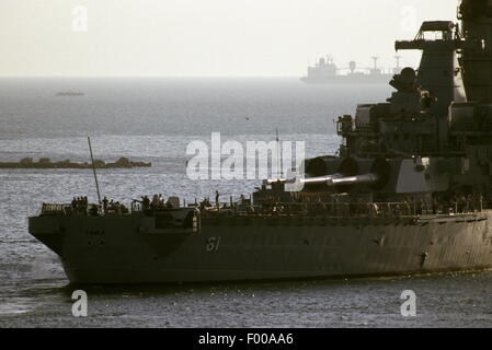 Suezkanal, Ägypten - 1988--die US-Marine Schlachtschiff USS Iowa (BB61) und USS Ticonderoga Transite den Suez-Kanal. Stockfoto