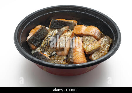 Gegrillter Lachs auf gekochtem Reis in Schüssel Stockfoto