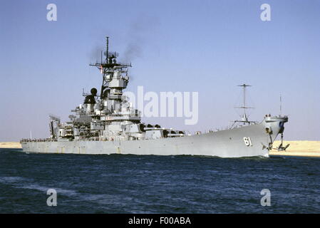 Suezkanal, Ägypten - 1988--die US-Marine Schlachtschiff USS Iowa (BB61) und USS Ticonderoga Transite den Suez-Kanal. Stockfoto