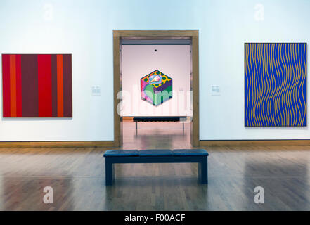 Canada, Ontario, Ottawa, National Gallery of Canada, zeitgenössische Kunst in einem Raum mit leerer Sitzbank Stockfoto
