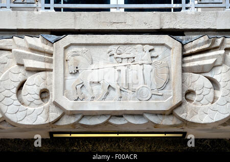 London, England, Vereinigtes Königreich. London School of Hygiene and Tropical Medicine - detail über dem Haupteingang am Bedford Square: Apollo Stockfoto