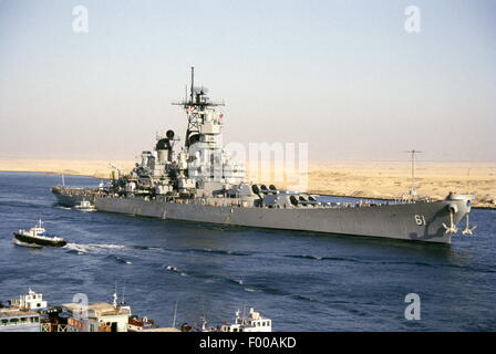 Suezkanal, Ägypten - 1988--die US-Marine Schlachtschiff USS Iowa (BB61) und USS Ticonderoga Transite den Suez-Kanal. Stockfoto