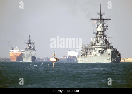 Suezkanal, Ägypten - 1988--die US-Marine Schlachtschiff USS Iowa (BB61) und USS Ticonderoga Transite den Suez-Kanal. Stockfoto