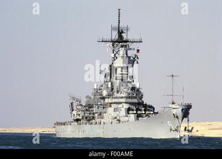 Suezkanal, Ägypten - 1988--die US-Marine Schlachtschiff USS Iowa (BB61) und USS Ticonderoga Transite den Suez-Kanal. Stockfoto