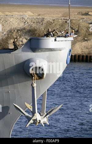 Suezkanal, Ägypten - 1988--die US-Marine Schlachtschiff USS Iowa (BB61) und USS Ticonderoga Transite den Suez-Kanal. Stockfoto