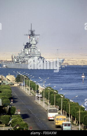 Suezkanal, Ägypten - 1988--die US-Marine Schlachtschiff USS Iowa (BB61) und USS Ticonderoga Transite den Suez-Kanal. Stockfoto