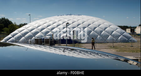 Taufkirchen, Deutschland. 5. August 2015. Eine Traglufthalle, die derzeit tätig als Flüchtling Unterkunft in Taufkirchen, Deutschland, 5. August 2015 wurde eingerichtet. Foto: PETER KNEFFEL/Dpa/Alamy Live News Stockfoto