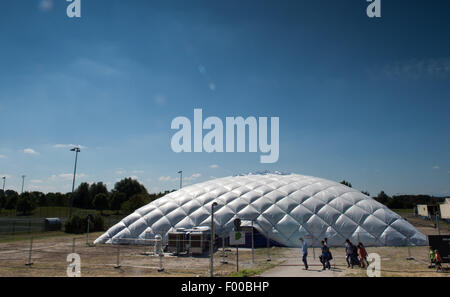 Taufkirchen, Deutschland. 5. August 2015. Eine Traglufthalle, die derzeit tätig als Flüchtling Unterkunft in Taufkirchen, Deutschland, 5. August 2015 wurde eingerichtet. Foto: PETER KNEFFEL/Dpa/Alamy Live News Stockfoto