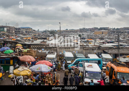 Kumasi (Kumasi Zentralmarkt) in Ghana, dem größten Einzelmarkt in Westafrika mit mehr als 10.000 speichert und Stände Stockfoto