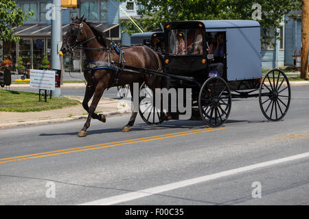 Amische Buggys teilen die Fahrbahn in Lancaster County, PA. Stockfoto