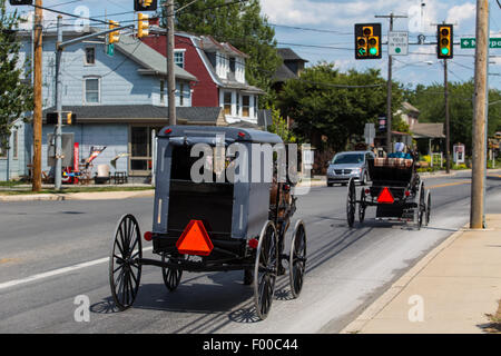 Amische Buggys teilen die Fahrbahn in Lancaster County, PA. Stockfoto