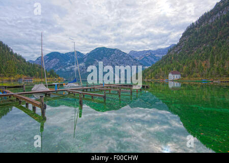 Boot-Brücke an einem klaren See in Herbst, Plansee, Österreich, Tirol Stockfoto