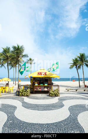 RIO DE JANEIRO, Brasilien - 27. März 2015: Traditionelle am Strand-Kiosk mit brasilianische Fahnen und Palmen am Strand der Copacabana. Stockfoto