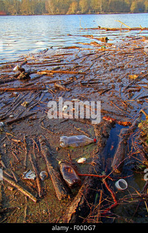 Treibgut und leeren Plastikflaschen am See, Deutschland Stockfoto