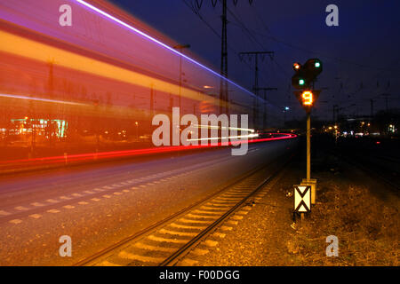 Die Zug-Rennen durch die dunkle Nacht, Deutschland Stockfoto