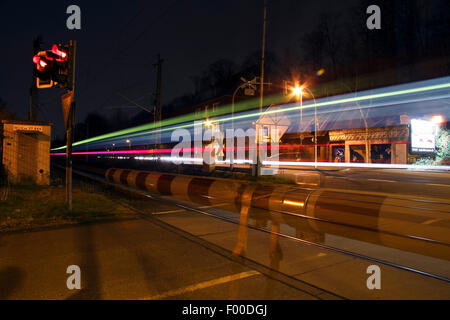 Trainieren Sie, überqueren einen Bahnübergang in der Nacht, Deutschland Stockfoto