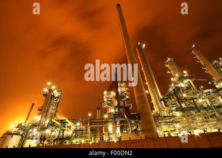 aufgehellte petrochemische Industrie im Antwerpener Hafen bei Nacht, Belgien, Antwerpen Stockfoto