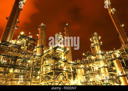 aufgehellte petrochemische Industrie im Antwerpener Hafen bei Nacht, Belgien, Antwerpen Stockfoto