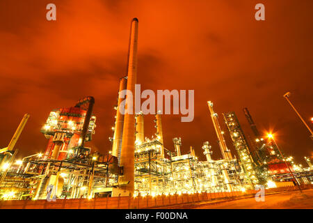 aufgehellte petrochemische Industrie im Antwerpener Hafen bei Nacht, Belgien, Antwerpen Stockfoto