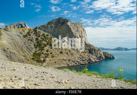 Blick auf Bucht und Koba-Kaja Pirates Berg in der Nähe von Novij Svet Resort, Osten der Krim, Ukraine. Stockfoto