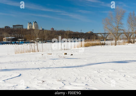 Winterlandschaft mit Dnepr-Fluss in der Stadt Dnepropetrovsk, Ukraine. Stockfoto