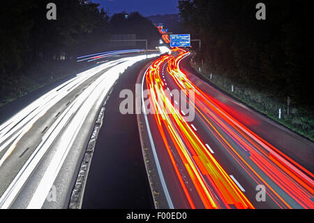 Autobahn A40 mit hellen Streifen am Abend Stockfoto