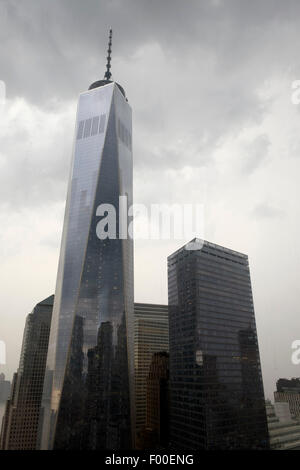 One World Trade Center an einem dunklen düsteren Morgen mit Regen, New York, USA, Vereinigte Staaten von Amerika Stockfoto