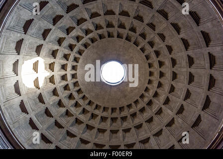 Oculus-Interieur. Das Pantheon. Antike römische Tempel. Jetzt eine christliche Kirche. Rom, Italien. Stockfoto